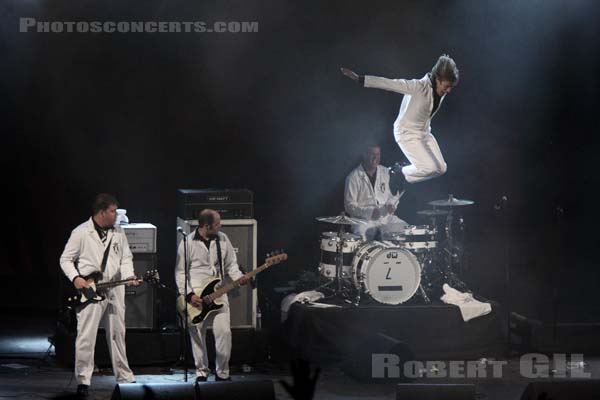 THE HIVES - 2009-08-01 - PAREDES DE COURA (Portugal) - Praia do Tabuao - Per Almqvist - Arne Christian Jääskeläinen - Mikael Karlsson Åström - Björn Mattias Bernvall